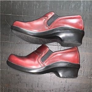 Excellent Preowned Condition Ariat Clog Shoes Size 6C. Very Cute and Comfortable